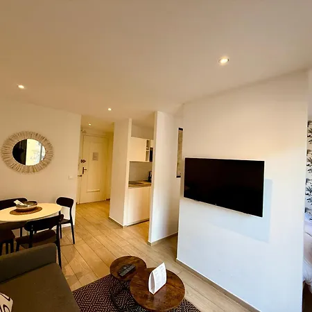 C001-beau Neuf Situe Au Centre شقة *